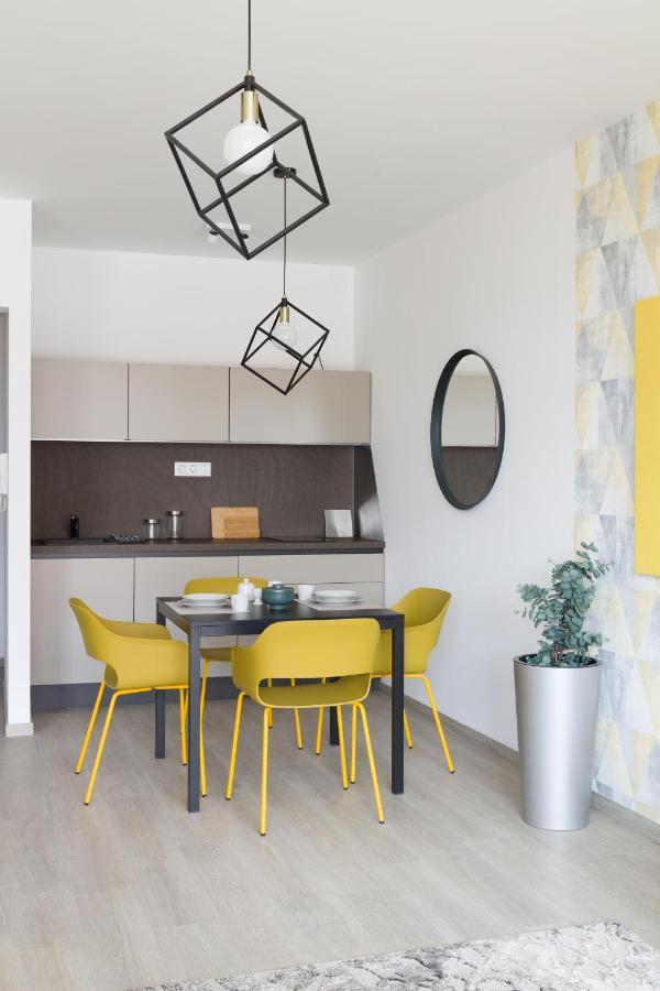 Parizs Garden Apartments เดเบรตเซน ภายนอก รูปภาพ