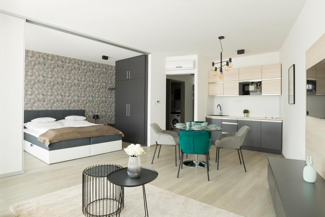 Parizs Garden Apartments เดเบรตเซน ภายนอก รูปภาพ