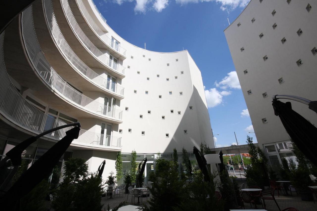 Parizs Garden Apartments เดเบรตเซน ภายนอก รูปภาพ