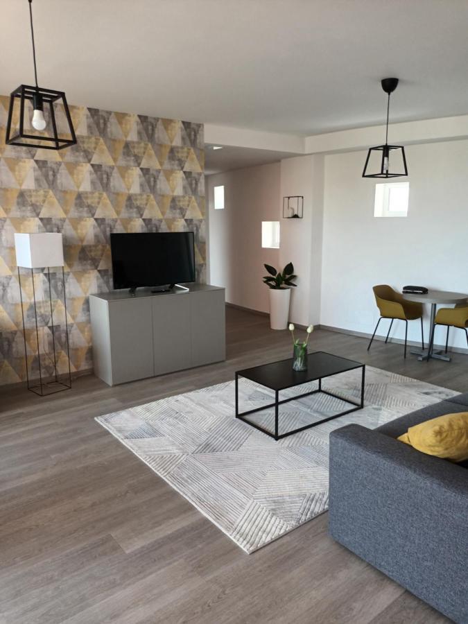 Parizs Garden Apartments เดเบรตเซน ภายนอก รูปภาพ