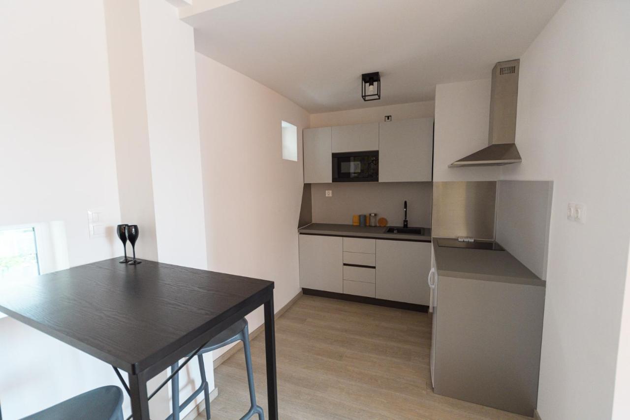 Parizs Garden Apartments เดเบรตเซน ภายนอก รูปภาพ